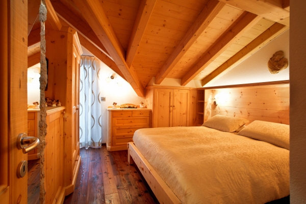 camera legno mansardata travi a vista
