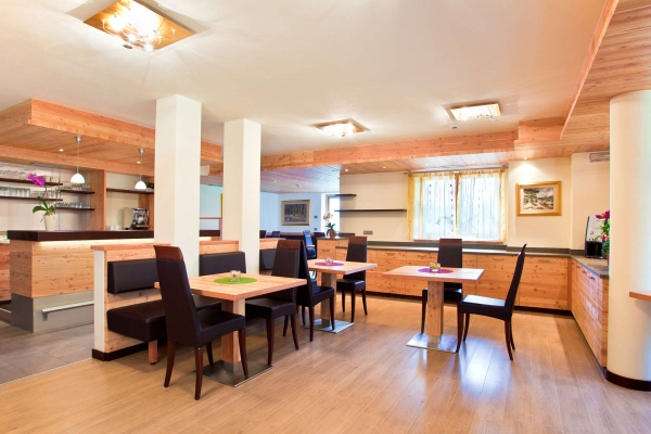 sala colazione hotel legno stile moderno