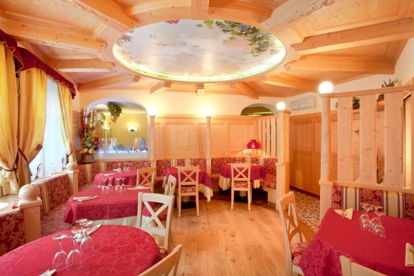 sala legno naturale ristorante tipico tradizionale