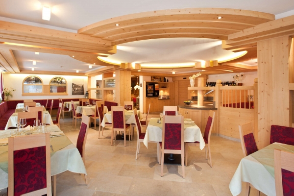 sala pranzo legno su misura ristorante hotel