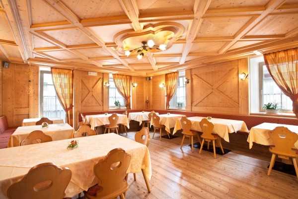 sala ristorante tavoli sedie legno naturale