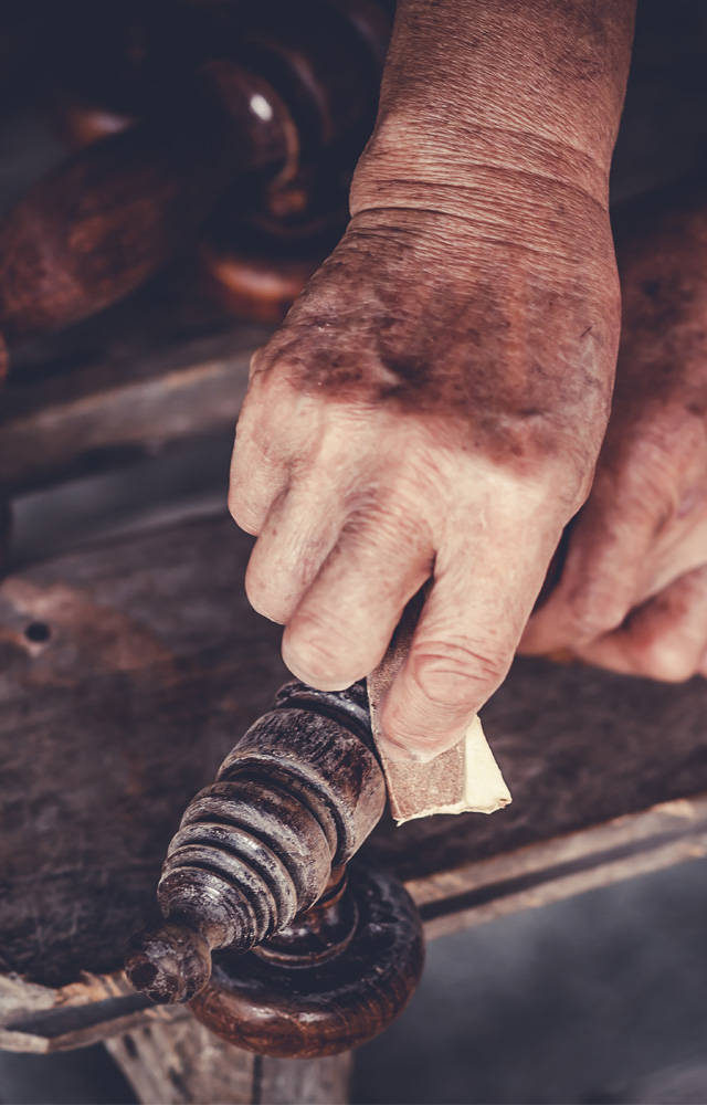 artigiano lavora legno mobili