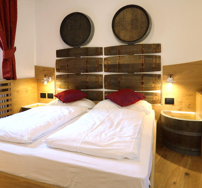 camera hotel arredo legno stile moderno